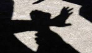 Մեկը՝ ձեռքերով և ոտքերով, մյուսը՝ խոհանոցային դանակով